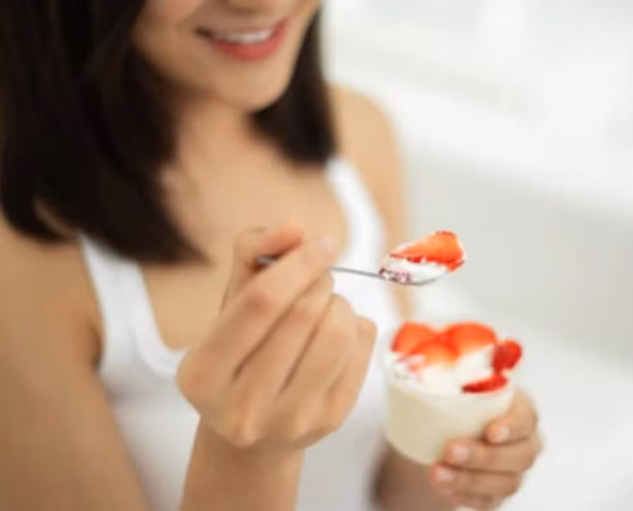 Tốt nhất nên ăn sữa chua không đường tách béo, tự thêm trái cây cắt nhỏ hoặc hạt lanh. Ảnh: Shutterstock