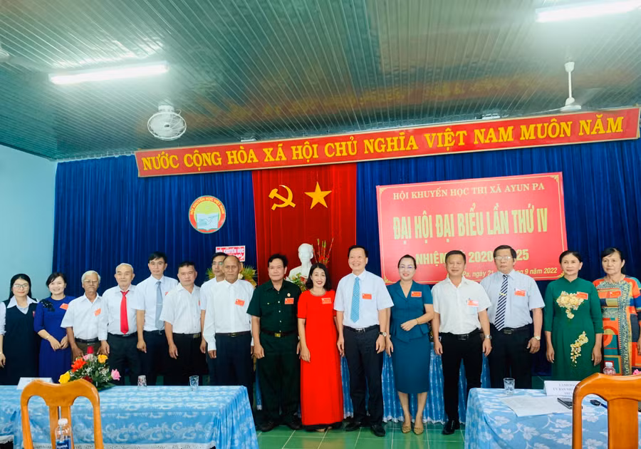Ban Chấp hành Hội Khuyến học thị xã Ayun Pa khóa IV ra mắt đại hội. Ảnh: Nguyên Hương Ban Chấp hành Hội Khuyến học thị xã khóa IV ra mắt Đại hội. Ảnh: Nguyên Hương