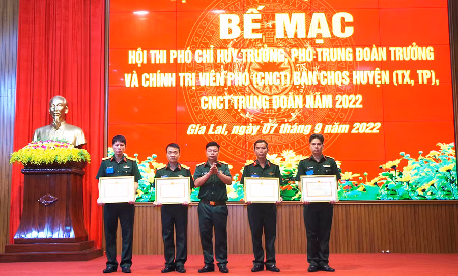  Đại tá Lê Trong Thủy- Phó Chỉ huy trưởng, kiêm Tham mưu trưởng Bộ CHQS tỉnh, giao giấy khen cho các tập thể đạt giải cao. Ảnh: Kim Hồng