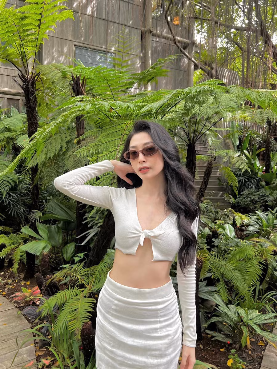 Nhờ sở hữu hình thể săn chắc, Khổng Tú Quỳnh tự tin khi diện trang phục gợi cảm. Trong cuộc sống đời thường, giọng ca Nhớ lắm chọn phối áo croptop với quần jean, váy giúp tôn lên vòng eo thon. Hay khi xuất hiện tại sự kiện, cô ưu tiên chọn những chiếc váy bó sát, cắt xẻ để tôn dáng. Ảnh: FBNV