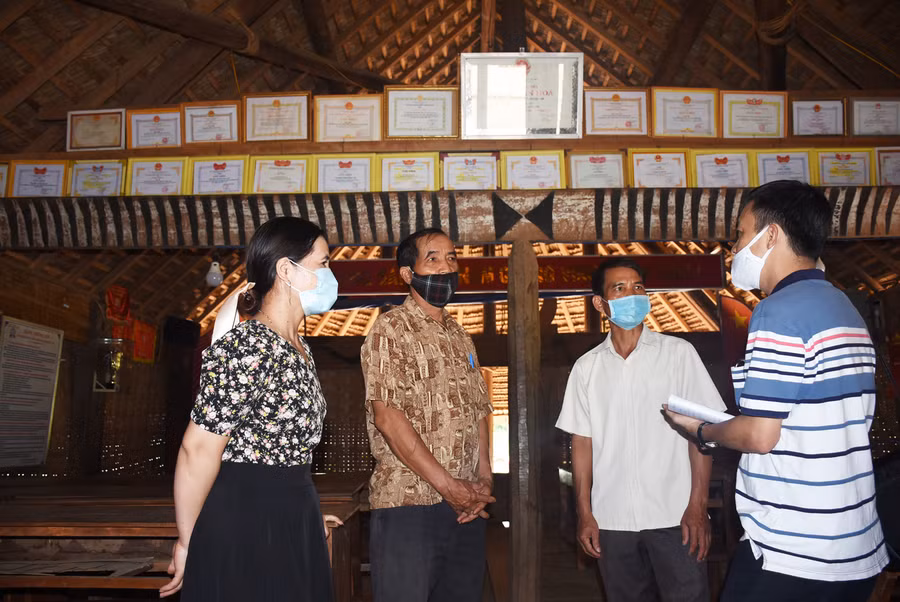 Dòng họ hiếu học Xiêng Thanh ở thôn Nông Nội, xã Đăk Dục, huyện Ngọc Hồi học tập theo Bác tinh thần học tập suốt đời. Ảnh: NP