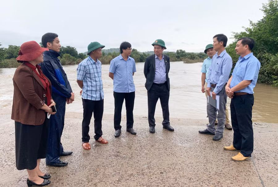 Giám đốc Sở Nông nghiệp và PTNT Lưu Trung Nghĩa (thứ 5 từ trái sang) cùng lãnh đạo huyện Ia Pa kiểm tra công tác phòng-chống bão lũ tại đập tràn thôn Mơ Năng, xã Kim Tân. Ảnh: Vũ Chi