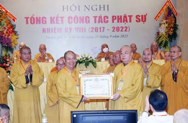 Hòa thượng Thích Thọ Lạc, Trưởng Ban Văn hóa Trung ương Giáo hội Phật giáo Việt Nam (trái) tiếp nhận Bằng Tuyên dương công đức do Hội đồng Trị sự Giáo hội Phật giáo Việt Nam tặng Ban Văn hóa Trung ương Giáo hội Phật giáo Việt Nam. (Ảnh: Xuân Khu/TTXVN)