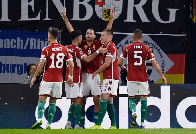 Adam Szalai (9) giúp Hungary đánh bại tuyển Đức