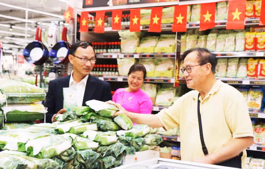  Gạo thương hiệu “Cơm ViệtNam Rice” bán tại hệ thống siêu thị Carrefour. Ảnh: LTG/thesaigontimes.vn
