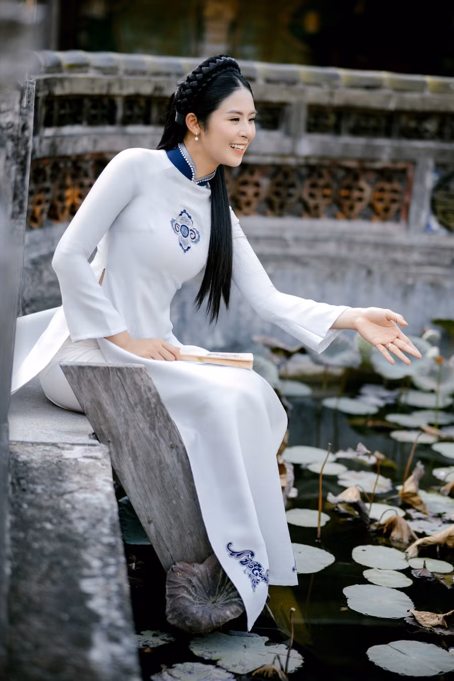 Người đẹp lựa chọn nhiều gam màu đa dạng cho mẫu áo dài lần này. Ảnh: Xuân Quang
