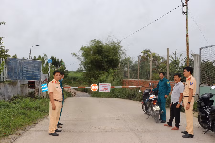 Lực lượng cán bộ, Công an thị xã An Khê kiểm tra các điểm xung yếu, ngầm tràn trên địa bàn, trước khi mưa bão xảy ra. Ảnh: Ngọc Minh