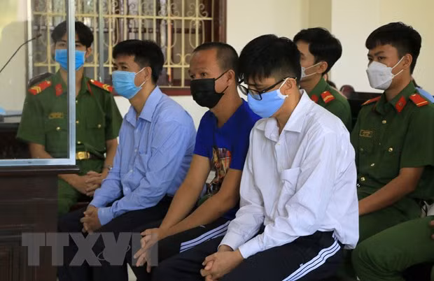 Các bị cáo Nguyễn Tấn Tài (phải), Trần Văn Quang (giữa) và Nguyễn Trung Thành tại phiên xét xử. (Ảnh: Nhựt An/TTXVN)