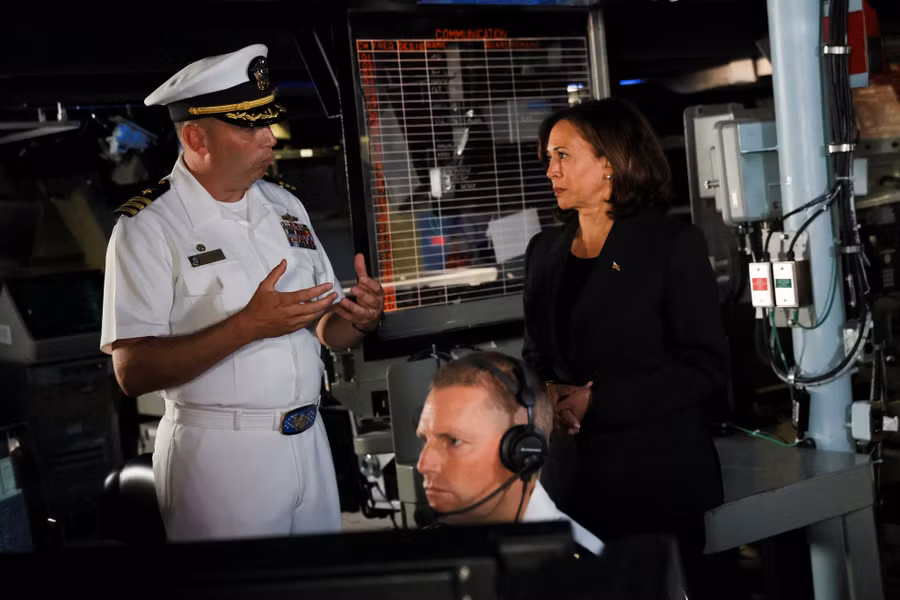  Bà Harris nghe một sĩ quan trên tàu USS Howard báo cáo. Ảnh: Reuters