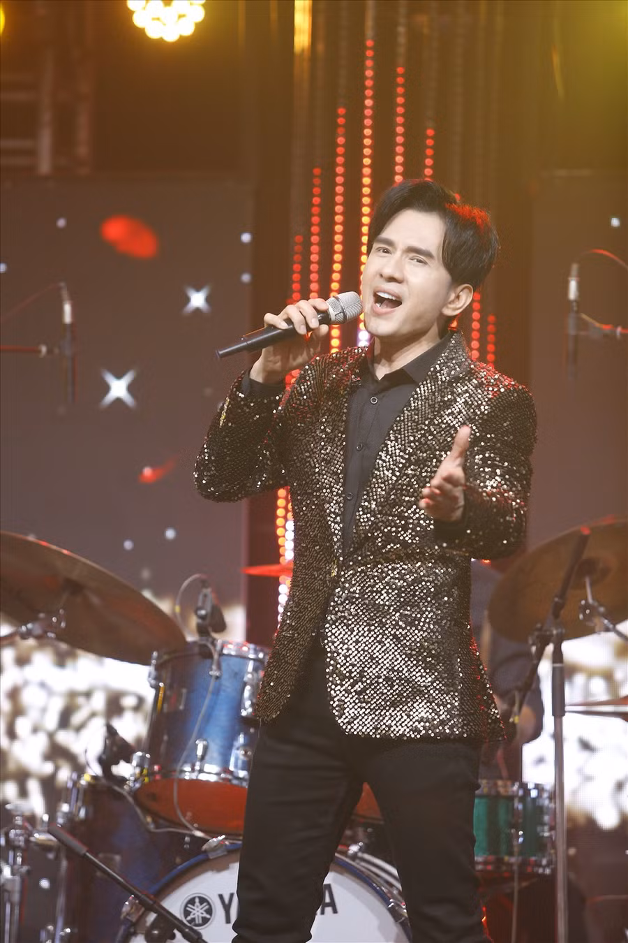 Đan Trường cũng gửi tặng khán giả nhiều ca khúc gắn liền với tên tuổi của mình. Ảnh: VTV