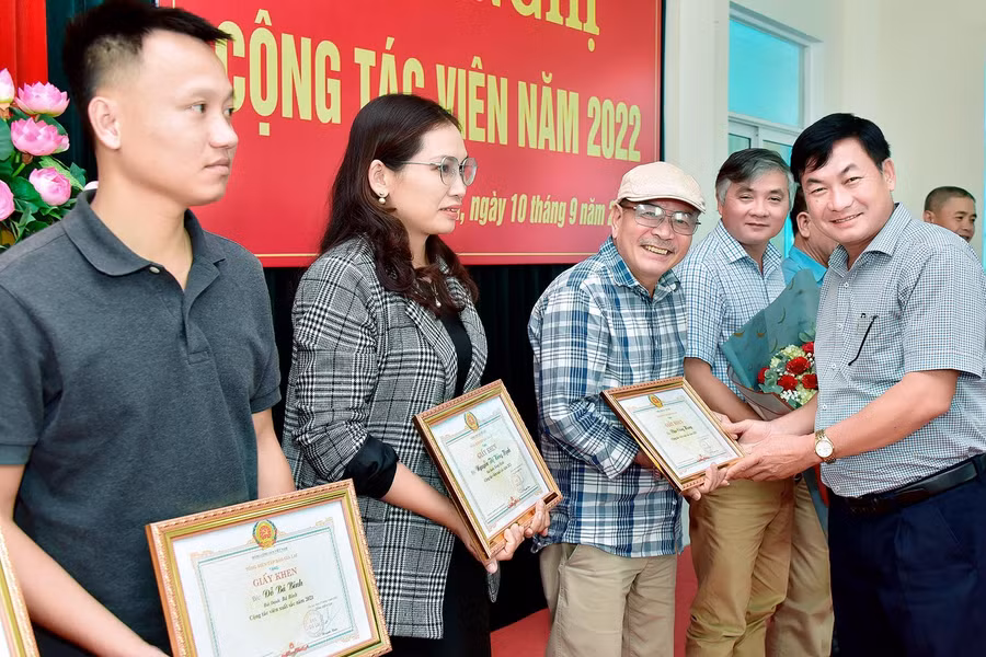 Tổng Biên tập Huỳnh Kiên tặng giấy khen cho các cộng tác viên xuất sắc năm 2021. Ảnh: Đức Thụy