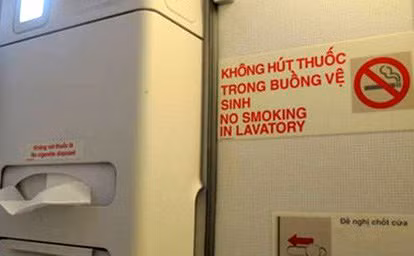 Hành vi hút thuốc lá, kể cả thuốc lá điện tử, trên máy bay bị phạt từ 3-5 triệu đồng. Ảnh: T.H.