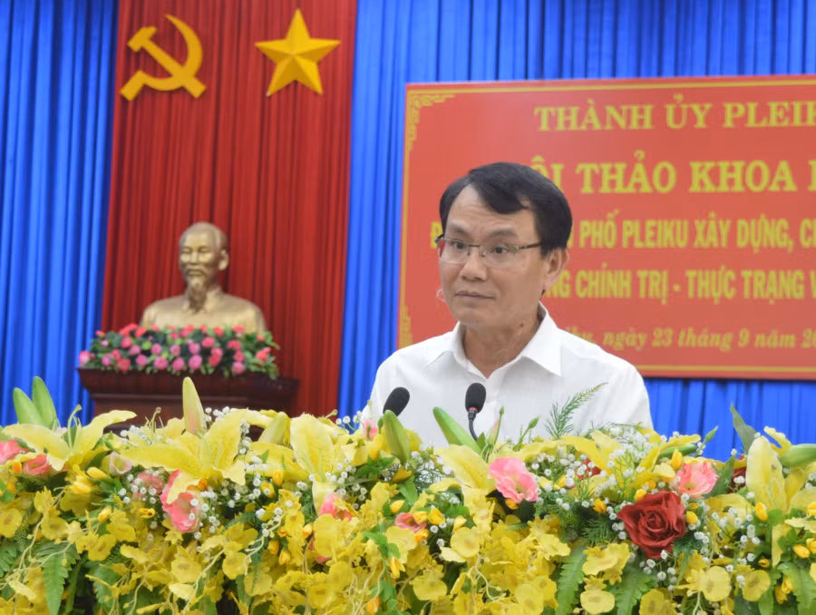 Pleiku tổ chức hội thảo khoa học về xây dựng, chỉnh đốn Đảng và hệ thống chính trị ảnh 1 Bí thư Thành ủy Trịnh Duy Thuân phát biểu đề dẫn hội thảo. Ảnh: Anh Huy
