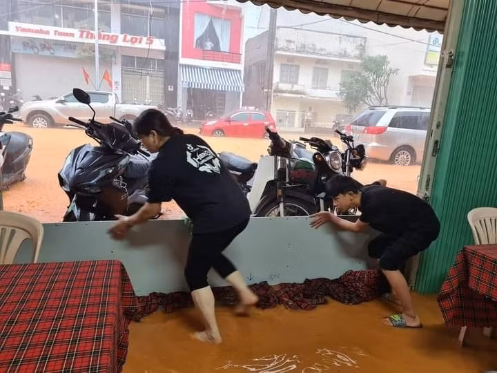 Nước nhanh chóng tràn vào nhà khiến người dân ở Đà Lạt (Lâm Đồng) không kịp trở tay. Ảnh: P.N