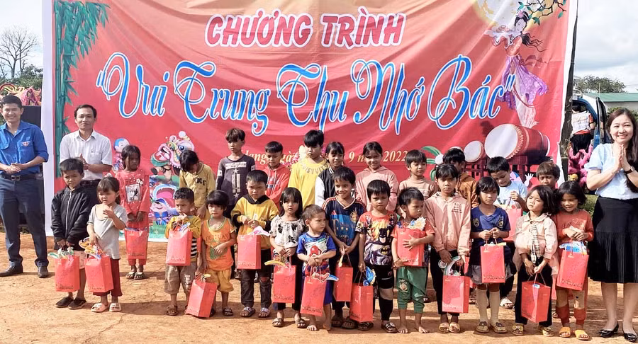 Các đơn vị trao quà Trung thu cho thiếu nhi dân tộc thiểu số khó khăn ở xã Kdang (huyện Đak Đoa). Ảnh: Hà Đức Thành Trao quà Trung thu cho các em thiếu nhi dân tộc thiểu số khó khăn ở xã K'Dang huyện Đak Đoa. Ảnh: Hà Đức Thành