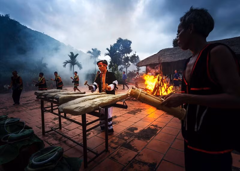 Không gian đàn đá Khánh Sơn. (Ảnh Nhuận Vỹ) Không gian đàn đá Khánh Sơn. (Ảnh Nhuận Vỹ)