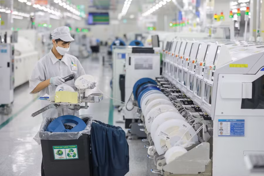 Nhân viên Samsung tại dây chuyền sản xuất bản mạch cho các thiết bị 5G.