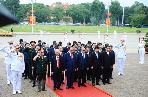 Các lãnh đạo, nguyên lãnh đạo Đảng và Nhà nước lãnh đạo các ban, bộ, ngành, đoàn thể Trung ương viếng Chủ tịch Hồ Chí Minh. Ảnh: Minh Đức/TTXVN