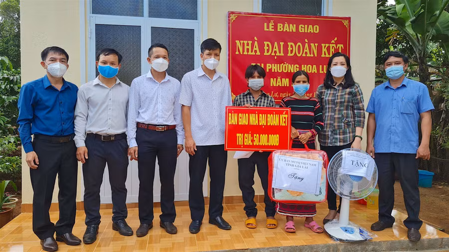 Hàng năm, phường Hoa Lư (TP. Pleiku) kêu gọi, vận động các Mạnh Thường Quân hỗ trợ kinh phí sửa chữa, xây mới nhà ở cho hộ nghèo. Ảnh: Mộc Trà