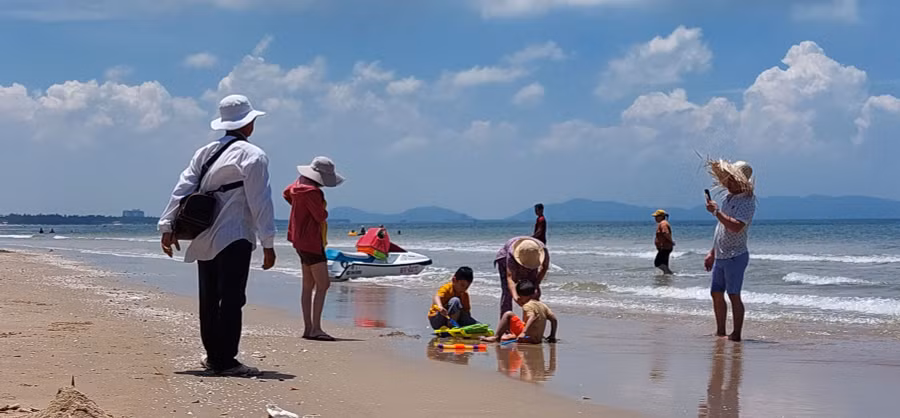 Thợ ảnh “đứng hình” khi du khách tự chụp bằng điện thoại di động. Ảnh: Như Lịch