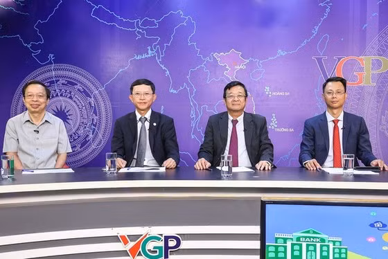 Các vị khách mời tham dự Tọa đàm trực tuyến "Ngành Ngân hàng tiên phong chuyển đổi số: Để toàn dân tham gia, toàn dân hưởng lợi". Ảnh: VGP Các vị khách mời tham dự Tọa đàm trực tuyến