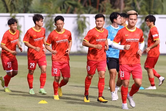 Quang Hải (19) tập luyện tích cực, chờ ra sân gặp tuyển Ấn Độ. Ảnh: Khả Hòa