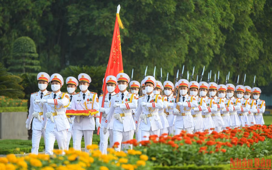 Sau khi thực hiện nghi lễ chào cờ, đội tiêu binh hành tiến một vòng qua trước Lăng, chuẩn bị duyệt đội ngũ.