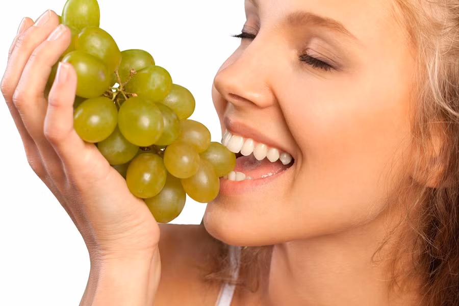  Tiêu thụ khoảng 2 chén nho mỗi ngày, có thể kéo dài đáng kể tuổi thọ. Ảnh: Shutterstock