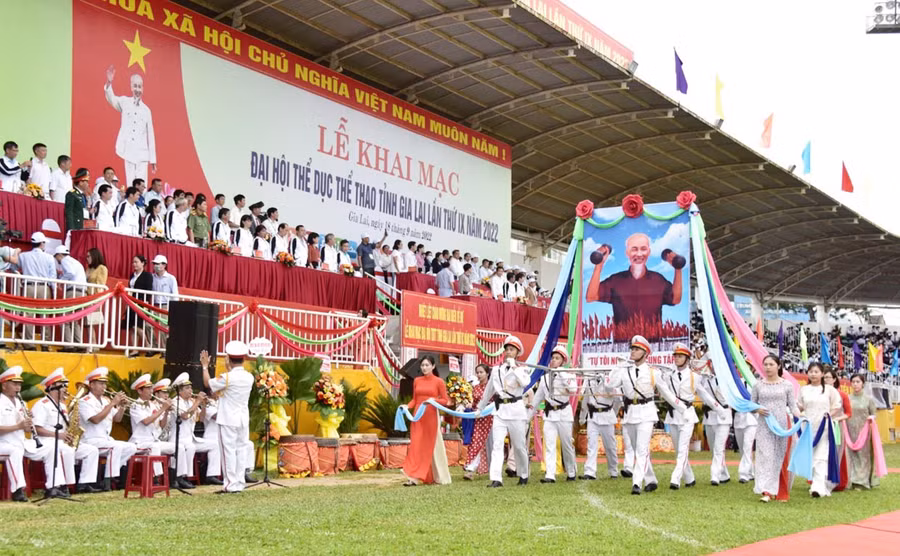 Đoàn rước ảnh Bác diễu hành qua lễ đài. Ảnh: Đức Thụy Đoàn rước ảnh Bác diễu hành qua lễ đài. Ảnh: Đức Thụy