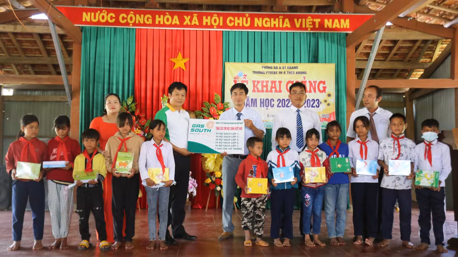 Công ty Cổ phần kinh doanh khí miền Nam tặng 150 bộ sách giáo khoa cùng 1.000 quyển vở cho các em học sinh. Ảnh: Văn Ngọc