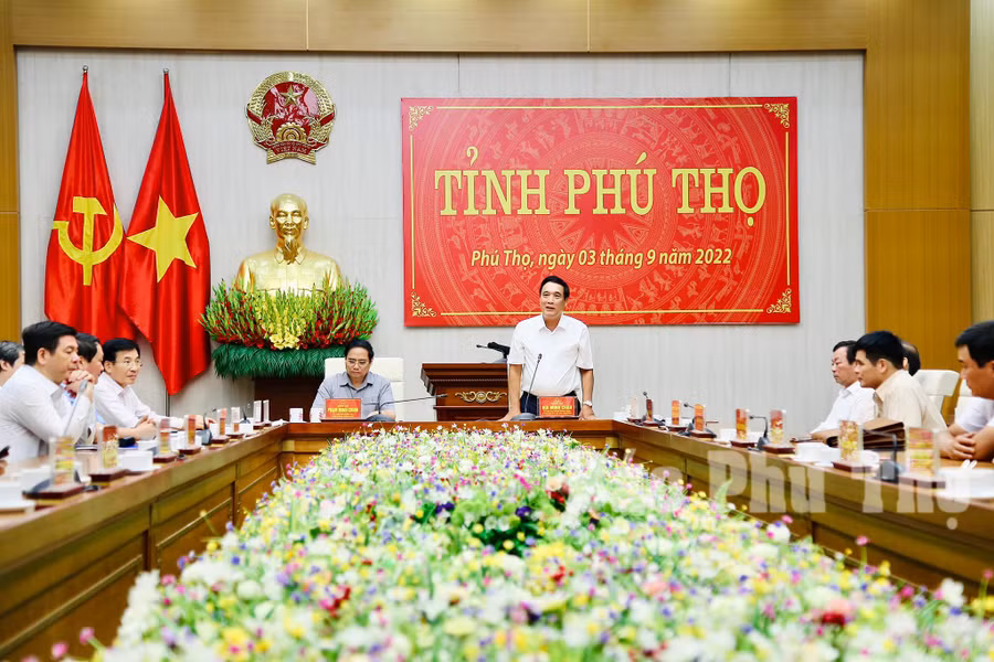 Bí thư Tỉnh ủy Bùi Minh Châu phát biểu tại buổi làm việc.