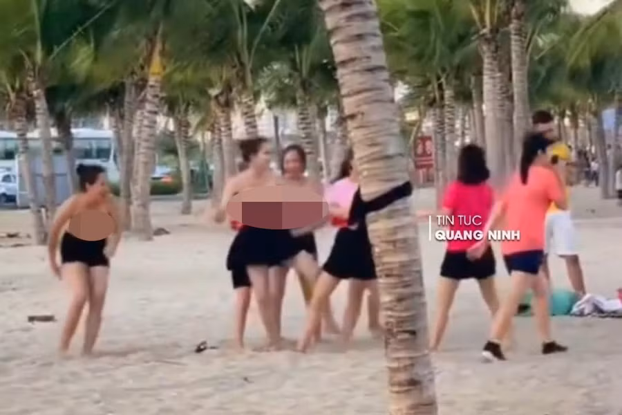 Nhóm du khách nữ thản nhiên để ngực trần chơi đùa trên bãi biển ở Bãi Cháy (TP. Hạ Long). Ảnh nguồn Vietnamnet