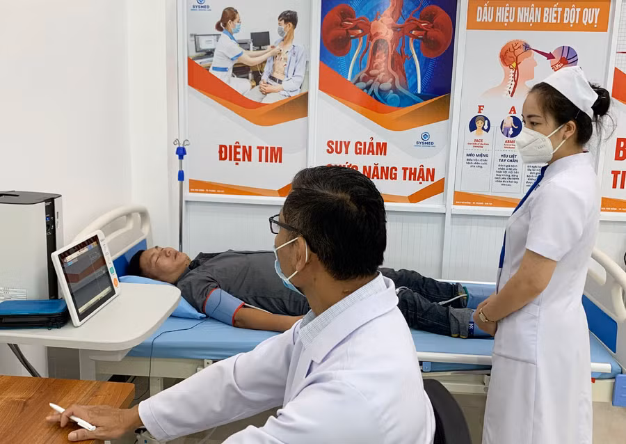  Bác sĩ khám, chẩn đoán bệnh xơ vữa động mạch cho người dân tại Phòng khám Đa khoa SYSMED Phù Đổng. Ảnh: Như Ý