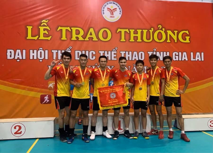 Các cầu thủ TP. Pleiku đã giành huy chương vàng ở môn Bóng chuyền nam. Ảnh: Văn Ngọc Các cầu thủ TP. Pleiku đã giành huy chương vàng ở môn Bóng chuyền nam Ảnh Văn Ngọc