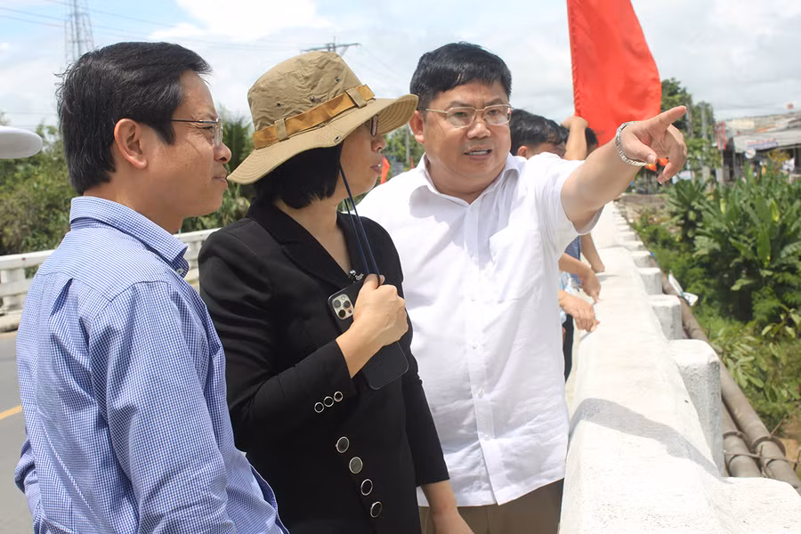Phó Chủ tịch UBND tỉnh Nguyễn Thị Thanh Lịch đi khảo sát thực tế tại dự án kè bờ đông sông Ia Sol. Ảnh: Vũ Chi