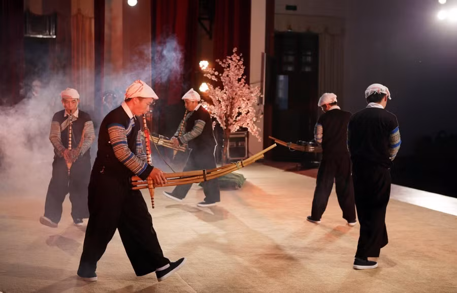 Phần biểu diễn múa khèn của Đoàn nghệ thuật quần chúng tỉnh Yên Bái nhân Ngày hội Văn hóa dân tộc Mông toàn quốc tại Lai Châu, ngày 25/12/2021. (Ảnh minh họa: Quý Trung/TTXVN)