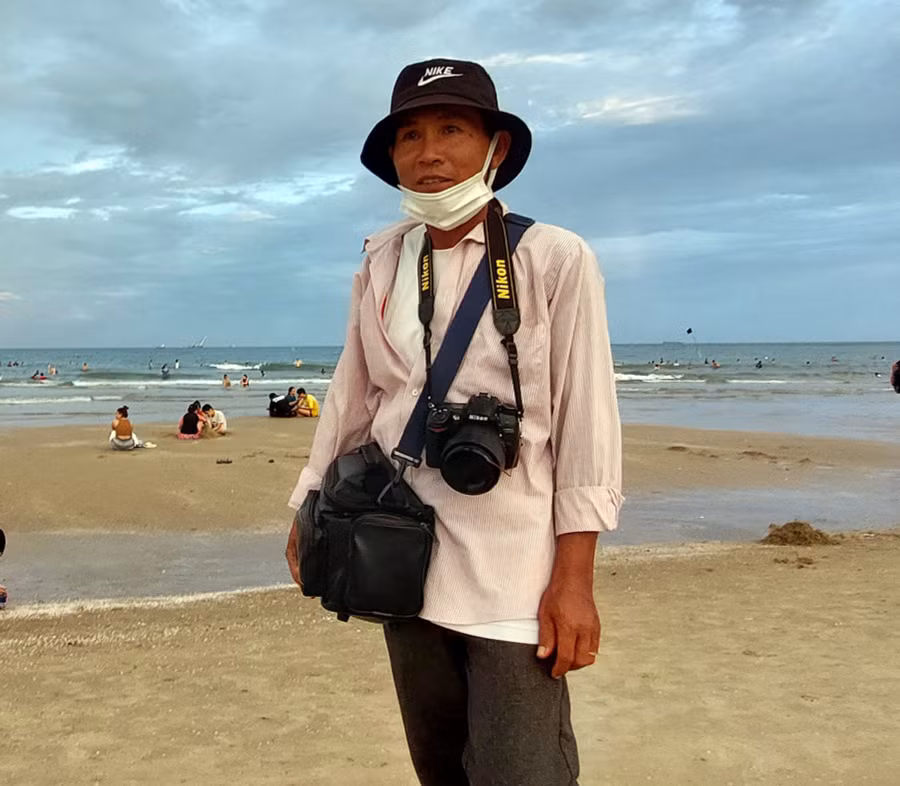 Anh Hùng Em (48 tuổi) được xem là thợ ảnh trẻ nhất khu vực Bãi Sau