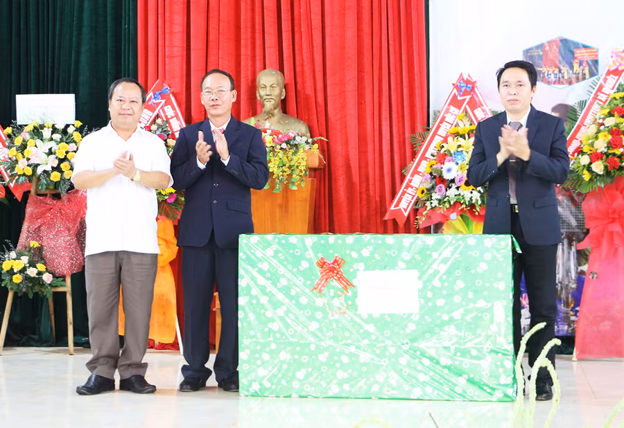Đồng chí Châu Ngọc Tuấn tặng quà của Đoàn đại biểu Quốc hội tỉnh cho Trường THPT Tôn Đức Thắng (huyện Đức Cơ). Ảnh: Quang Tấn