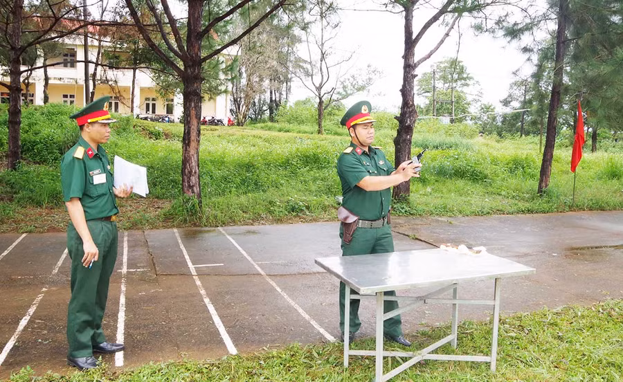 Kiểm tra nội dung tháo lắp súng K54 đối với Sỹ quan. Ảnh: Kim Hồng 