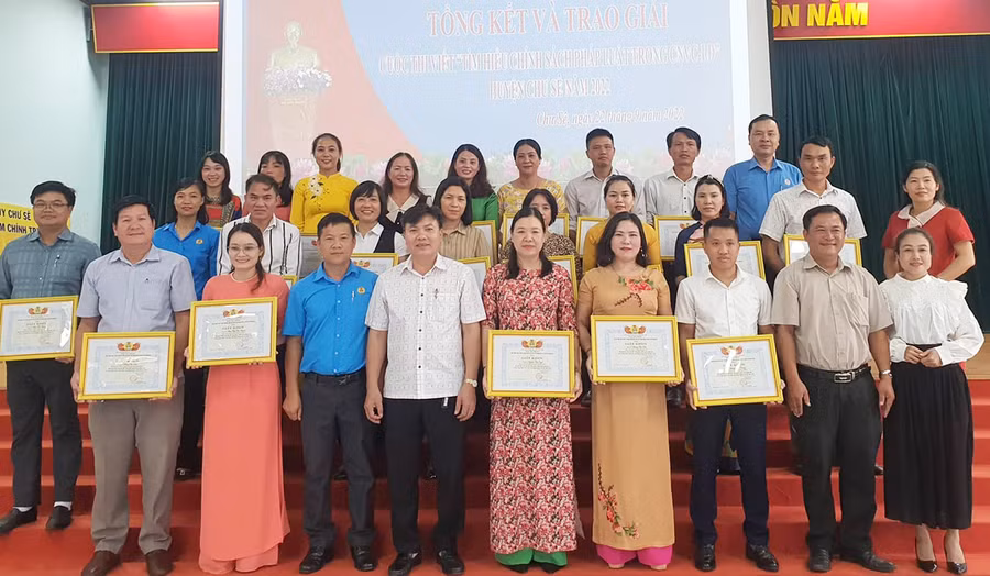  Các cá nhân và tập thể đạt giải. Ảnh: Trúc Phùng