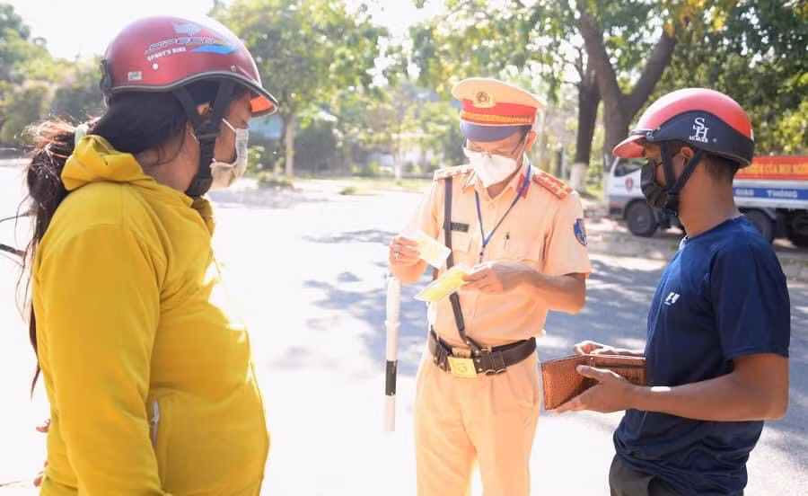 Công an thị xã Ayun Pa tuần tra, kiểm soát các phương tiện tham gia giao thông trong dịp lễ 2-9. Ảnh Vũ Chi