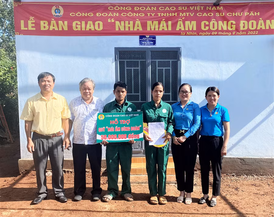  Lãnh đạo và Công đoàn công ty trao bảng tượng trưng hỗ trợ xây nhà Mái ấm Công đoàn cho CN Rơ Châm Huy, NT Ia Nhin. Ảnh: Hà Đức Thành
