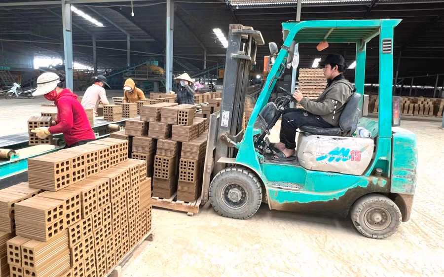 Công nhân làm việc tại Nhà máy gạch Thái Hoàng, xã Chư A Thai, huyện Phú Thiện. Ảnh: Đinh Yến