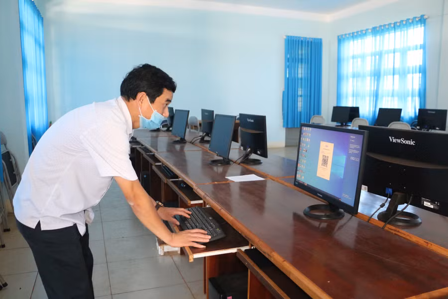 Theo thầy Lê Trung Kiên, cơ sở vật chất, trang thiết bị dạy học của nhà trường còn gặp nhiều khó khăn sau sáp nhập. Ảnh: Nguyễn Quang