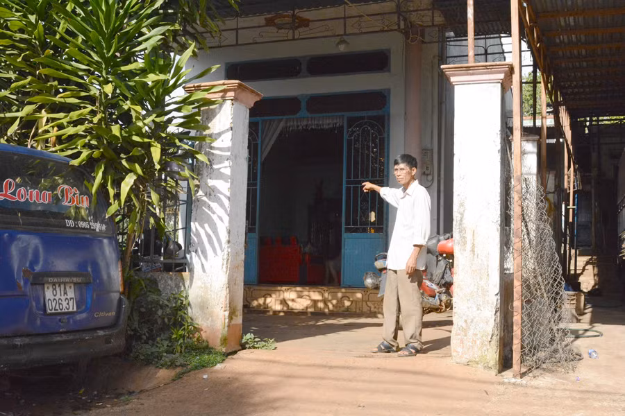 Ông Bùi Văn Năm bức xúc vì cuộc sống bị ảnh hưởng bởi “dự án treo”. Ảnh: M.N
