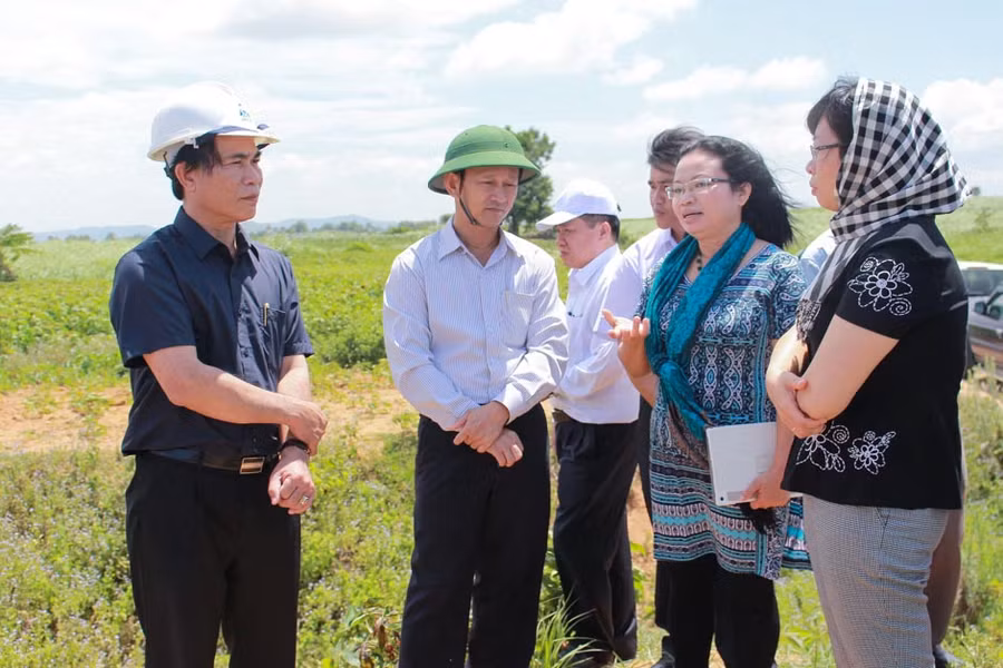 Trao đổi tại Khu Di tích khảo cổ Rộc Tưng (xã Xuân An, thị xã An Khê). Ảnh: Hồng Thi Trao đổi tại Khu Di tích khảo cổ Rộc Tưng (xã Xuân An, thị xã An Khê). Ảnh: Hồng Thi