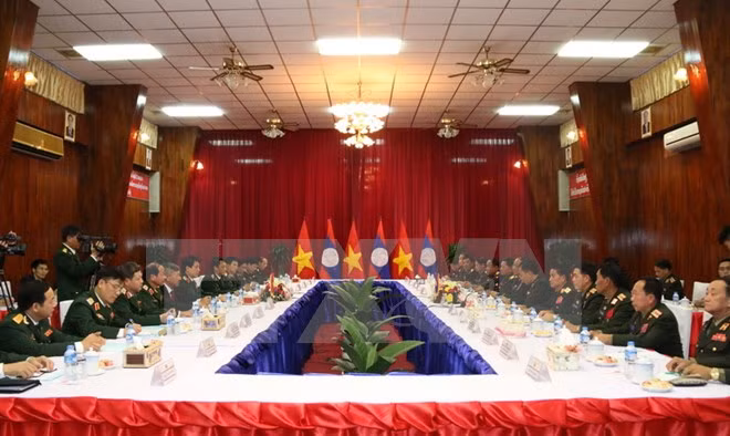 Trung tướng Lào Vilay Lakhamphong và Thượng tướng Lương Cường hội đàm. Trung tướng Lào Vilay Lakhamphong và Thượng tướng Lương Cường hội đàm.
