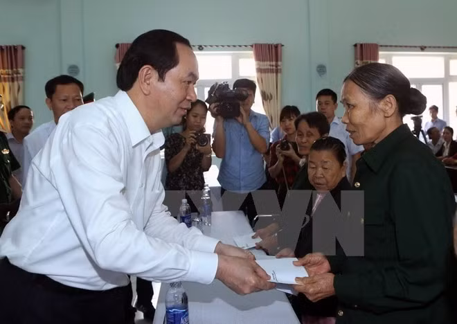 Chủ tịch nước Trần Đại Quang đến thăm, tặng quà cho các đối tượng chính sách đang được chăm sóc, phụng dưỡng tại Trung tâm Điều dưỡng, nuôi dưỡng người có công tỉnh Quảng Nam.