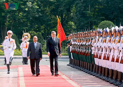  Thủ tướng Nguyễn Xuân Phúc mời Thủ tướng Robert Fico duyệt đội danh dự Quân đội nhân dân Việt Nam