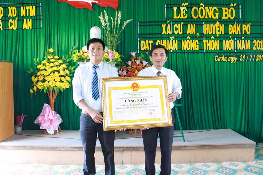 Đón nhận bằng công nhận xã đạt chuẩn nông thôn mới. Ảnh: Hồng Thi